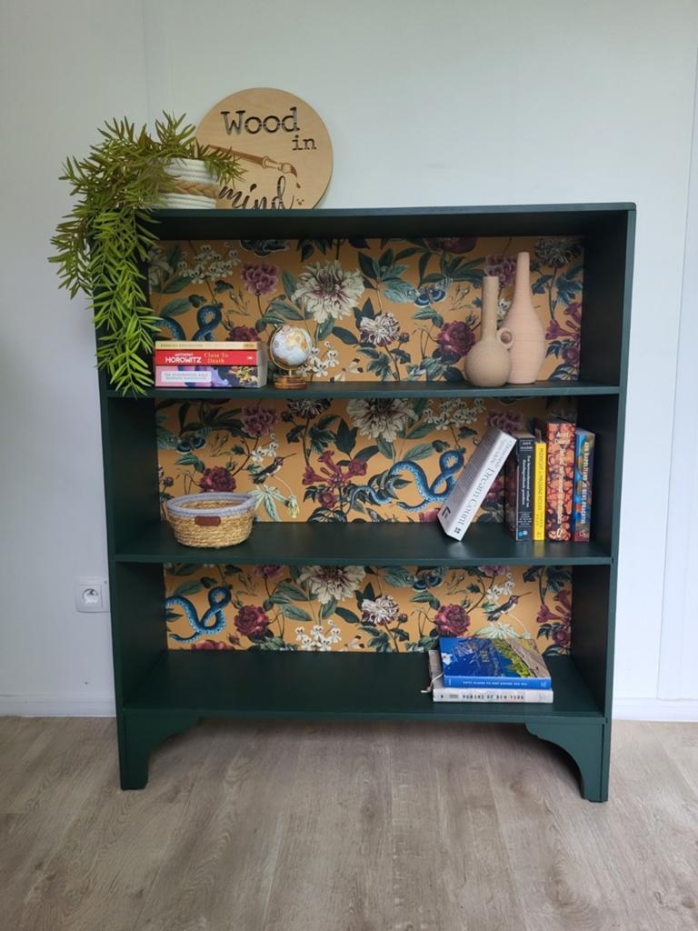 Boekenkast met botanisch behang, Ophalen