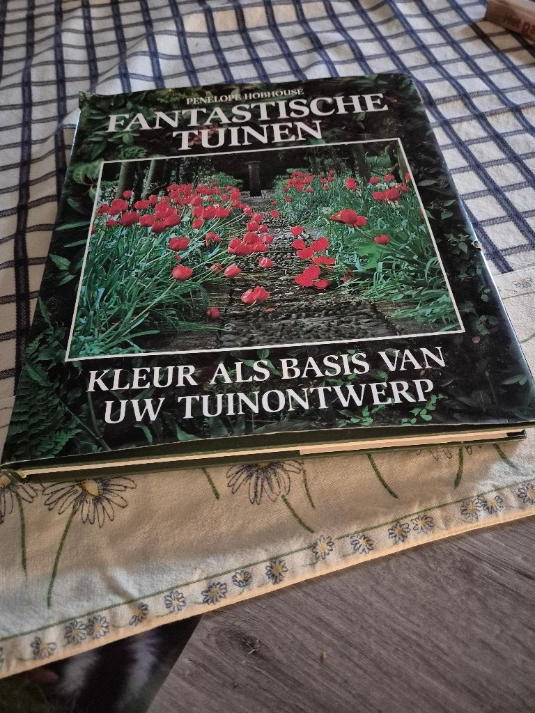 fantatische tuinen boek, Boeken, Ophalen of Verzenden, Zo goed als nieuw, Tuinieren en Tuinplanten