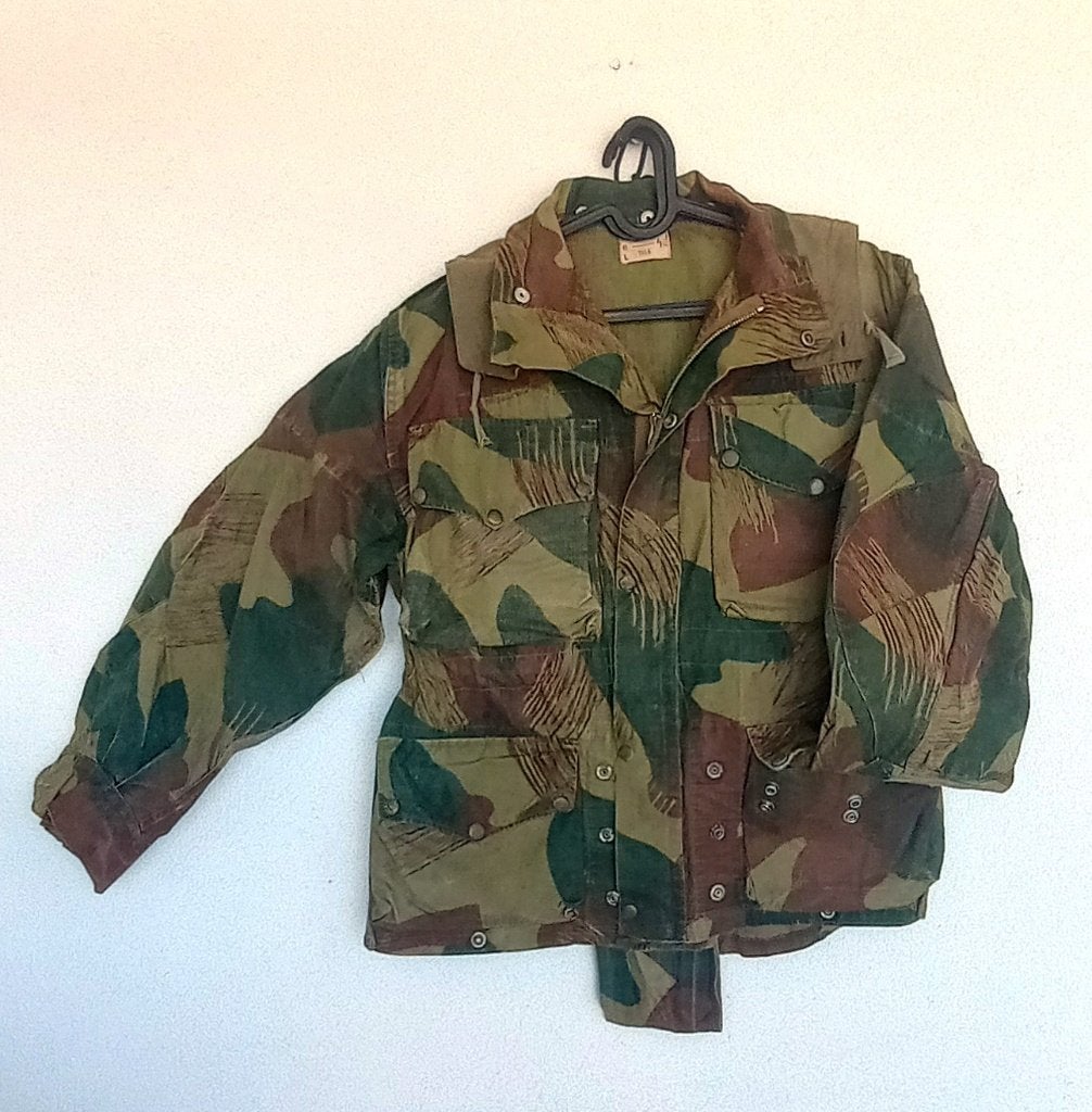 Originele, Belgische legerjas met penseelstreepcamouflage.  , Verzamelen, Ophalen of Verzenden, Overige soorten, Kleding of Schoenen