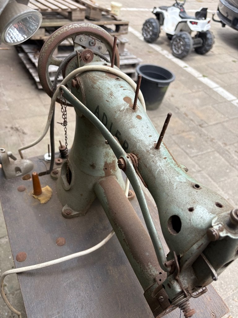 Antiek naaimachine, Enlèvement
