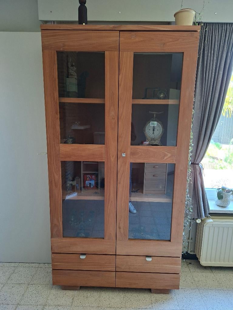 Teak kasten, Enlèvement