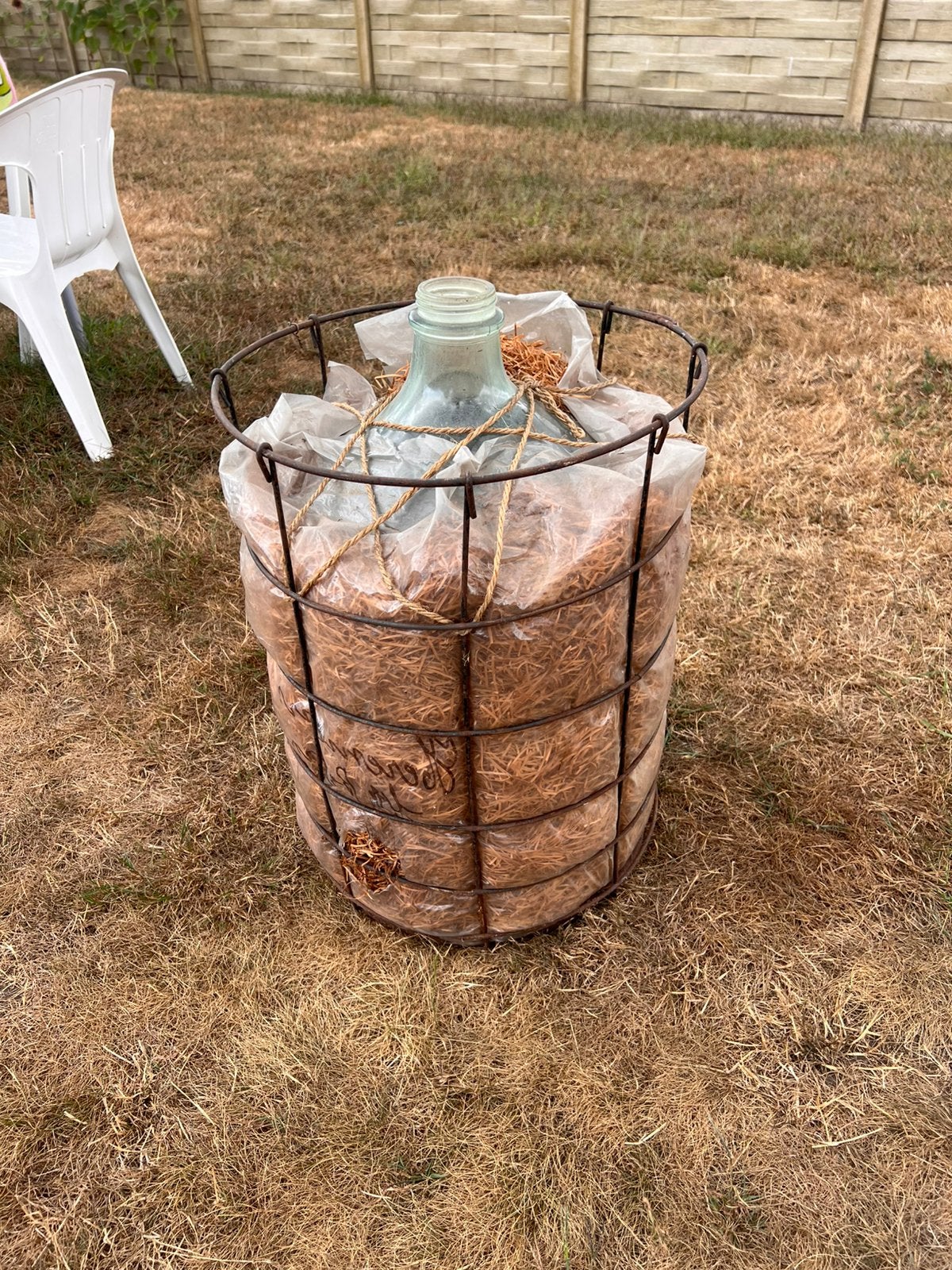 Fles in metalen mand, Maison & Meubles, Accessoires pour la Maison | Plataux & Paniers, Enlèvement ou Envoi, Comme neuf, Panier