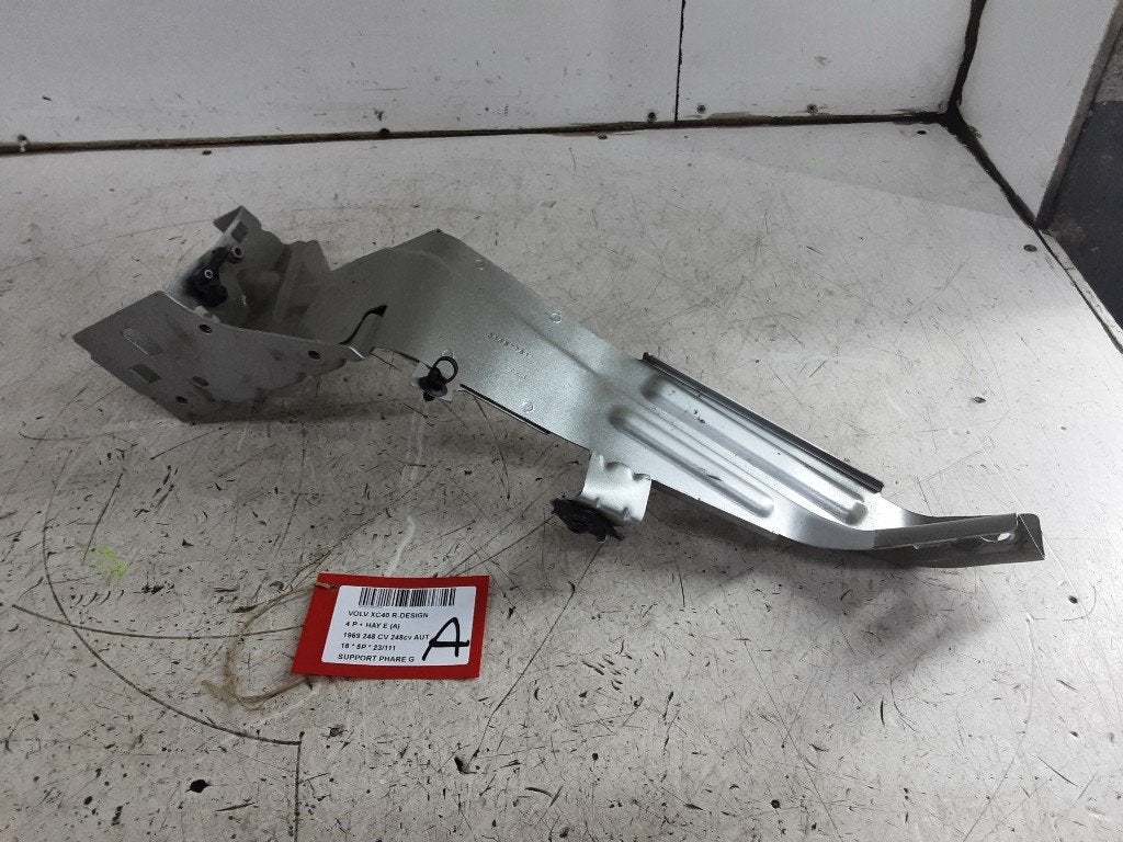 KOPLAMP HOUDER LINKS Volvo XC40 (XZ) (31457751), Gebruikt, Mevr. I. Hauben, Volvo, Rue de l'Espoir 34 34
4030  GRIVEGNÉE, BE