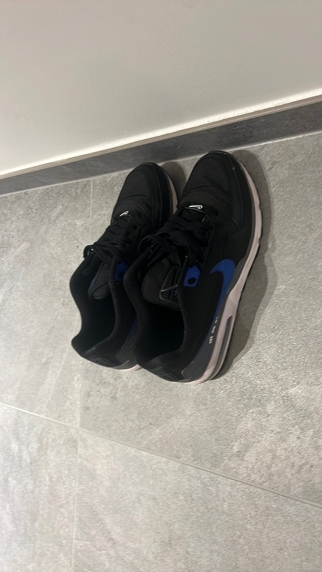 Chaussures nike air maxnoir et peu de bleu homme pointure 43, Kleding | Heren, Schoenen, Ophalen, Zwart, Zo goed als nieuw, Veterschoenen