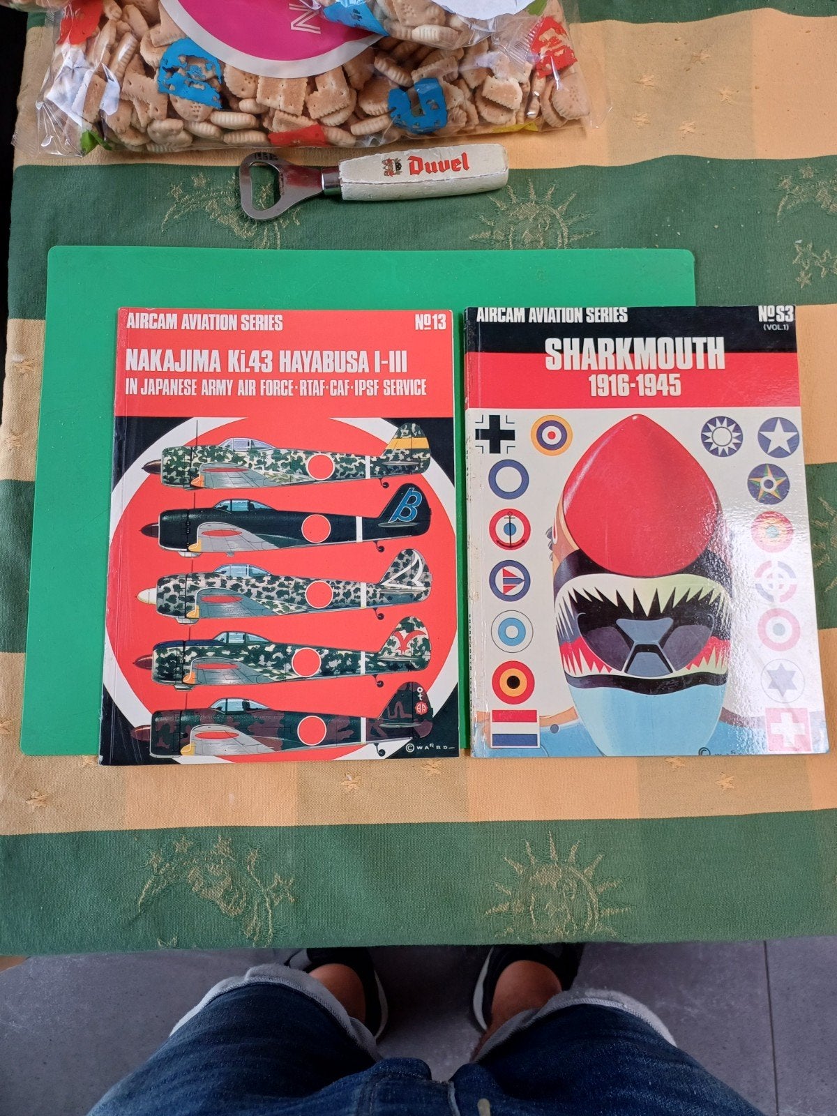 2 livres sur les avions de chasse, Enlèvement ou Envoi