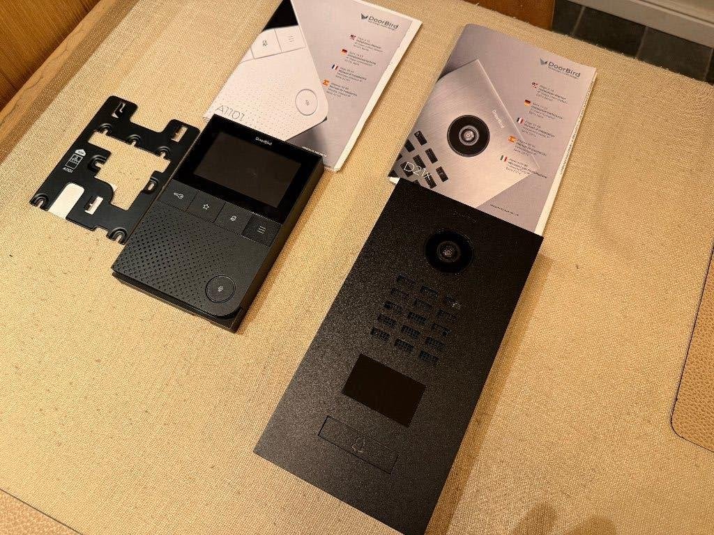 Zwarte, complete DoorBird-set; intercom, binnen unit & gongs, Huis en Inrichting, Ophalen of Verzenden, Bewegingsdetectiesensor