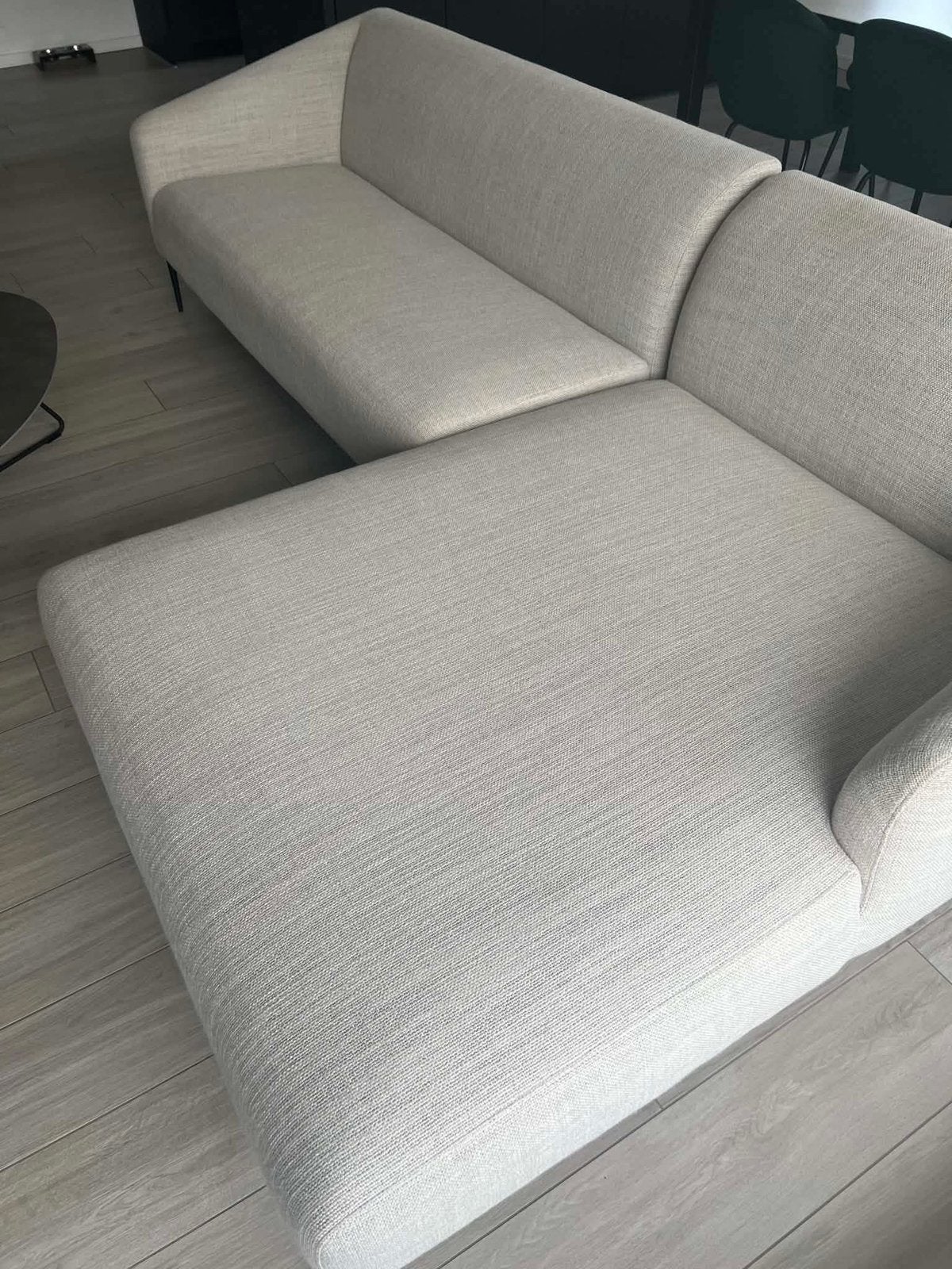 Zetel en fauteuil; merk Kozoo en salontafel, Ophalen, Zo goed als nieuw, Stof