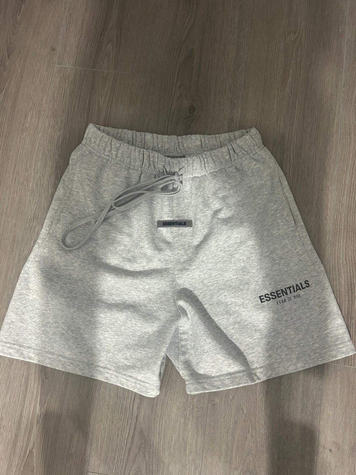 Essentail short, Kleding | Heren, Broeken en Pantalons, Ophalen, Zo goed als nieuw, Maat 46 (S) of kleiner, Grijs