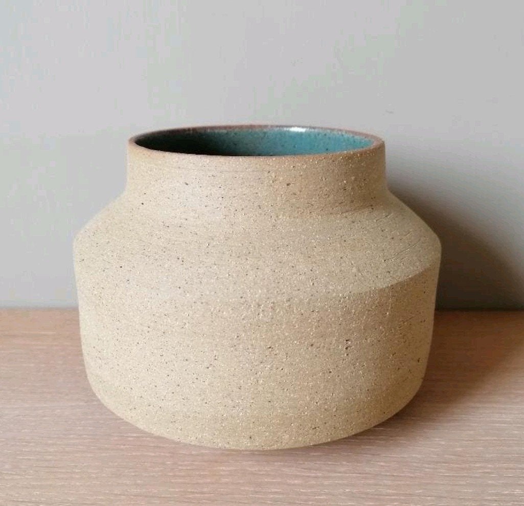 Pot/vase en céramique fait main.

Rude à l'extérieur, à l'in, Maison & Meubles, Enlèvement ou Envoi
