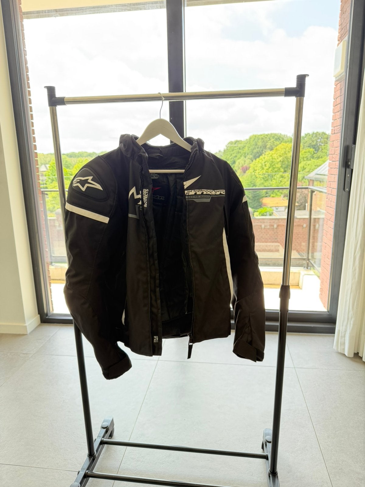 Zgan motorjas, Motoren, Ophalen