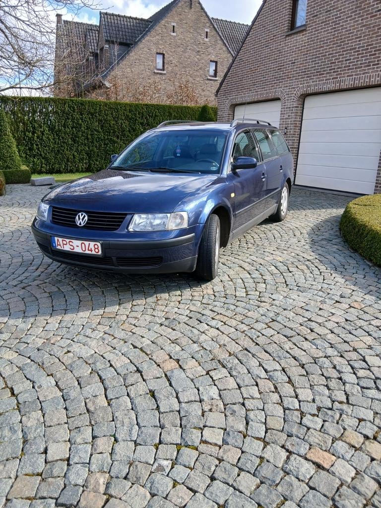 Auto. Passat blauw highline 3b5 variant.110pk 81kw., Particulier, Blauw, Te koop