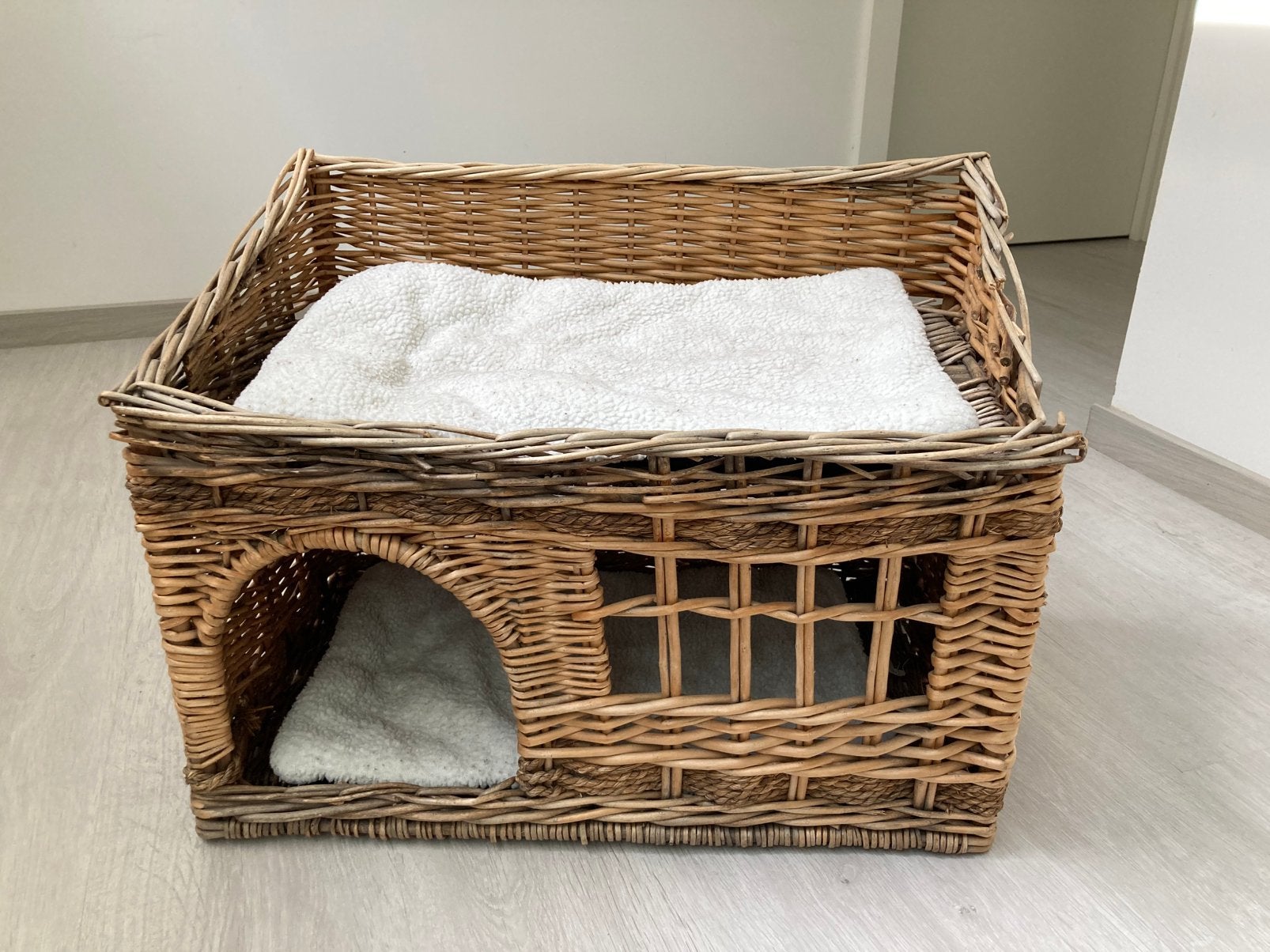 Rieten kattenmandje twee verdiepingen, Ophalen, Gebruikt, Riet