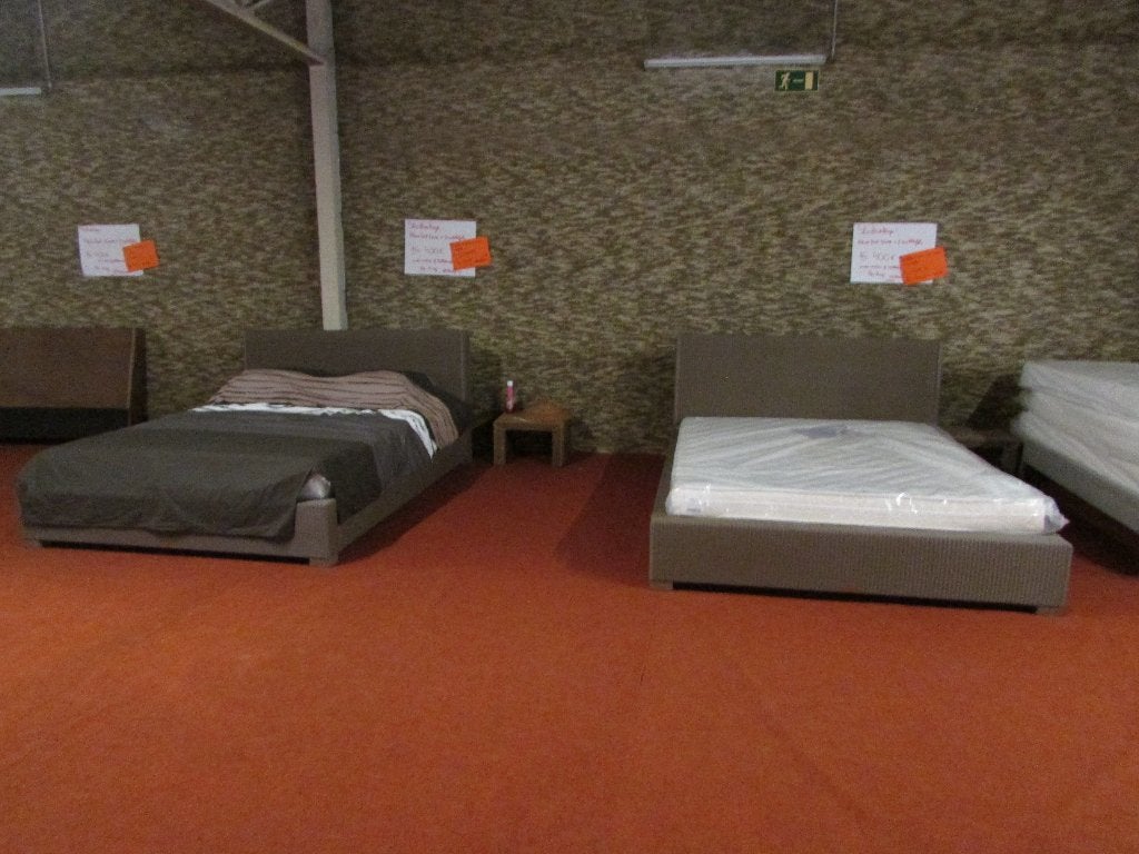Nieuw rotan bed 1,60 m met 2 nachttafels 200 euro per stuk, Huis en Inrichting, Slaapkamer | Bedden, Ophalen, Nieuw