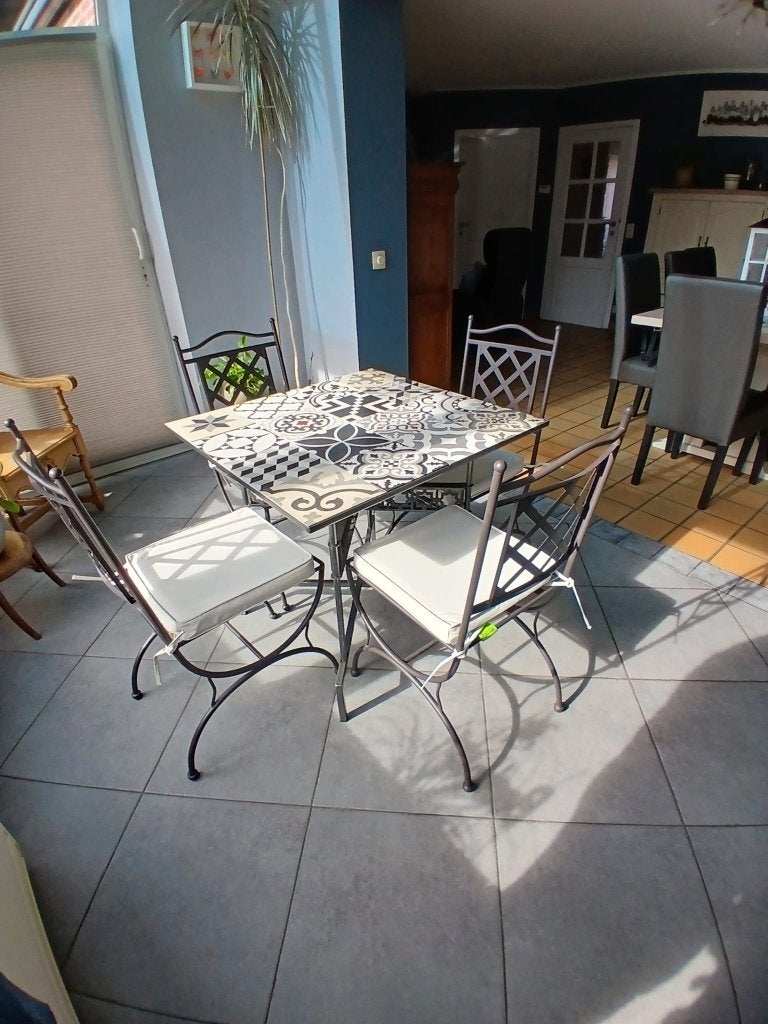Table + 4 chaises, Quatre personnes, 50 à 100 cm, Carré, Enlèvement