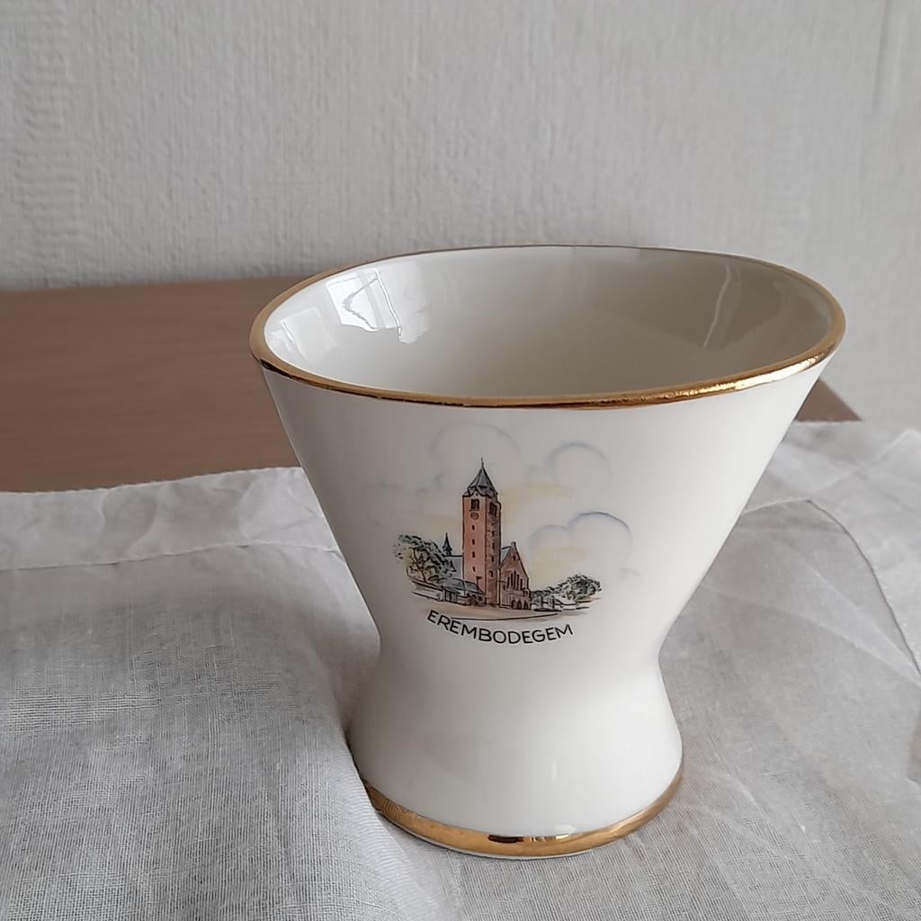 Porseleinen vaasje met kerk Erembodegem ., Ophalen