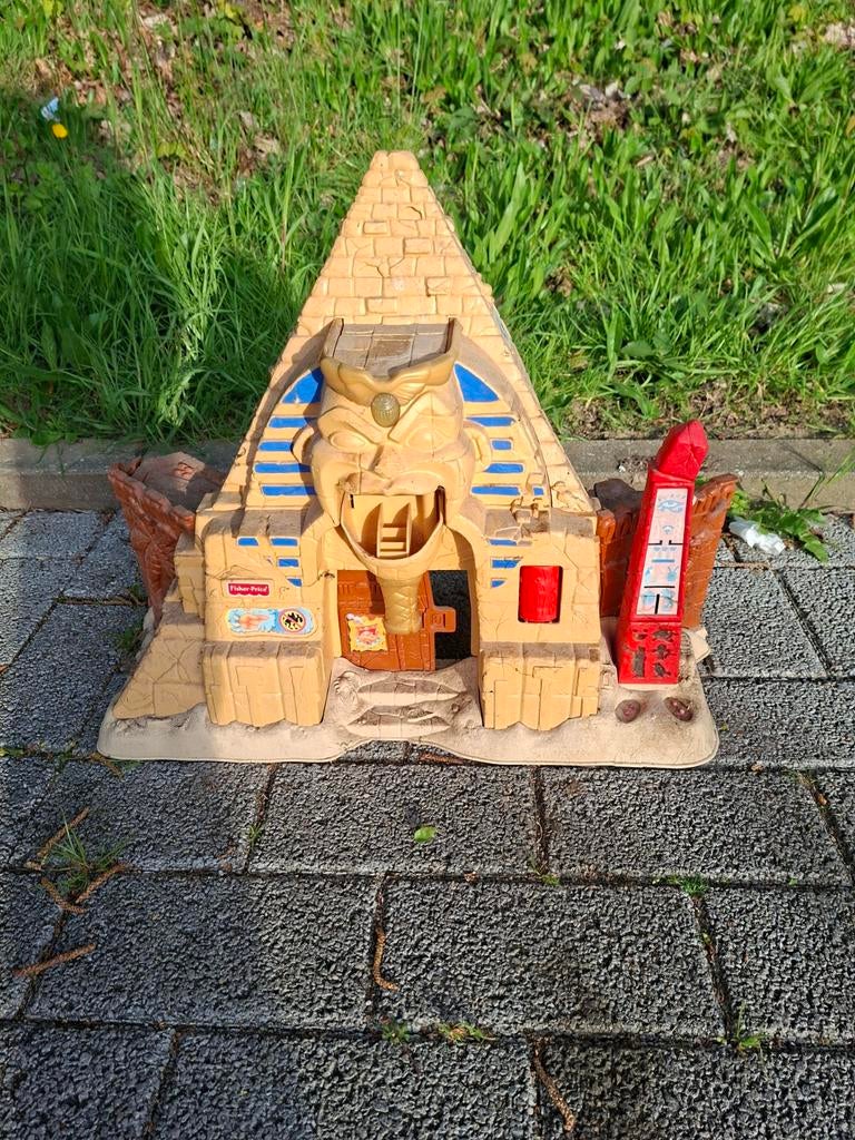 Pyramide mystérieuse 77537. Rendez-vous sur brux