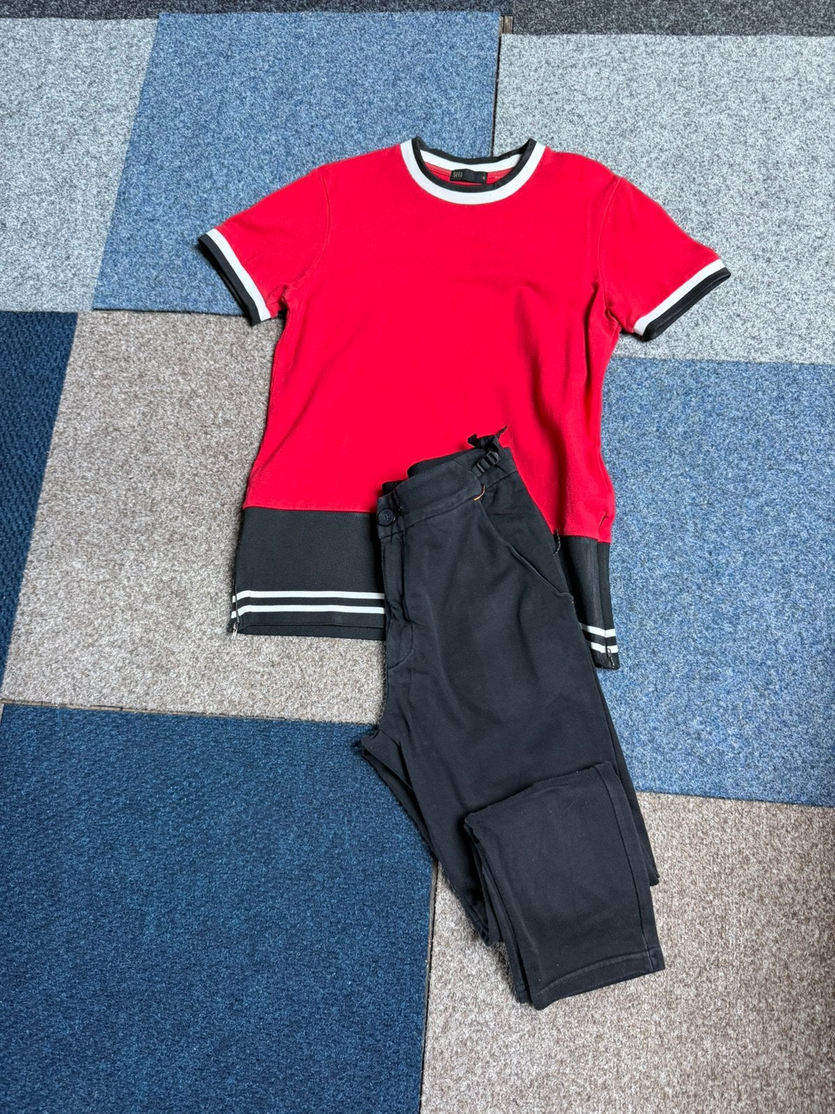 en kledingset - Rode T-shirt & Zwarte broek maat S slim fit, Vêtements | Hommes, Packs de vêtements pour hommes, Envoi, Comme neuf