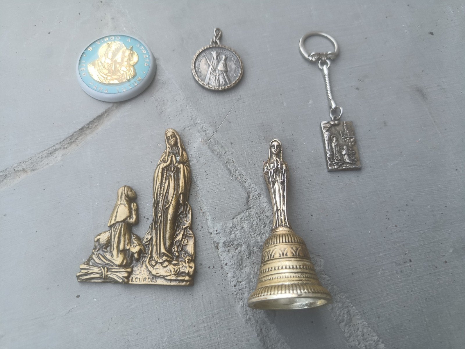 Lot religieuze voorwerpen, Ophalen