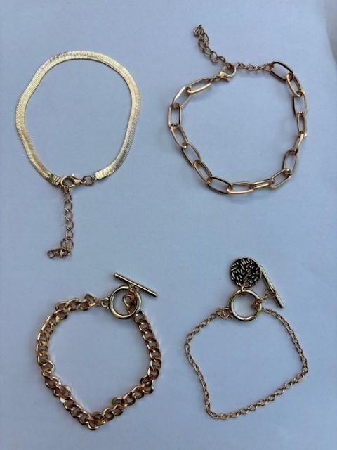 4 stijlvolle goudkleurige armbandjes – Nieuw!, Handtassen en Accessoires, Armbanden, Ophalen of Verzenden, Nieuw, Goud, Overige materialen