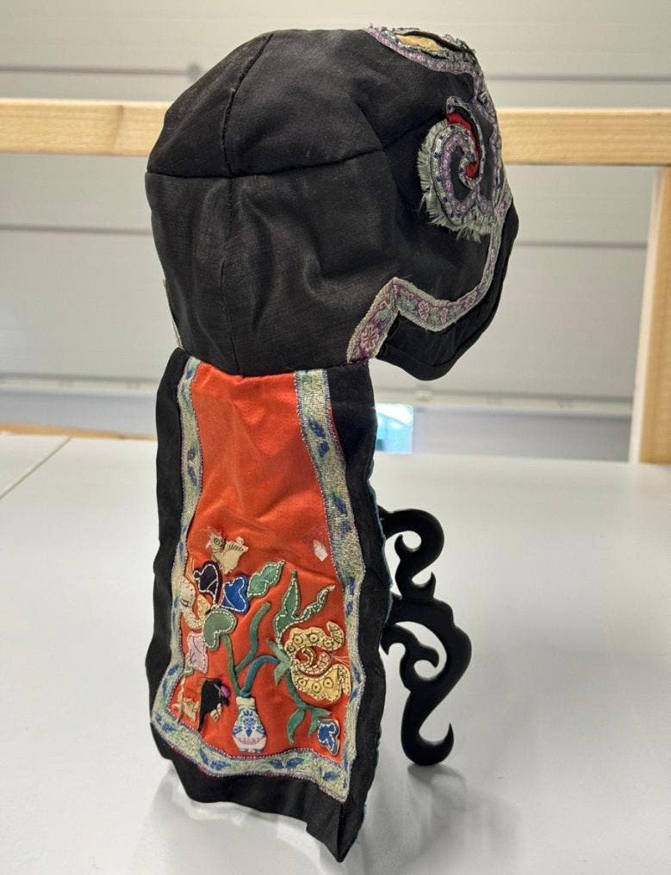 Beau chapeau brodé chinois ancien pour enfants 1880, Antiquités & Art, Chine, Enlèvement ou Envoi, Textile