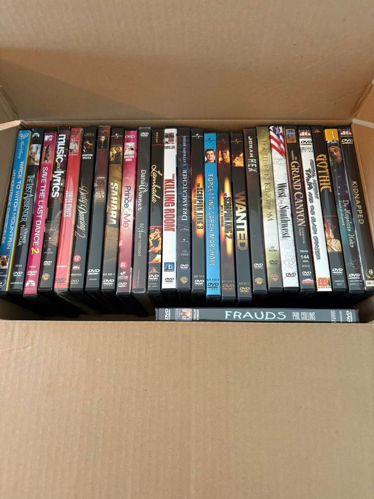 Doos met dvds, Ophalen, Zo goed als nieuw