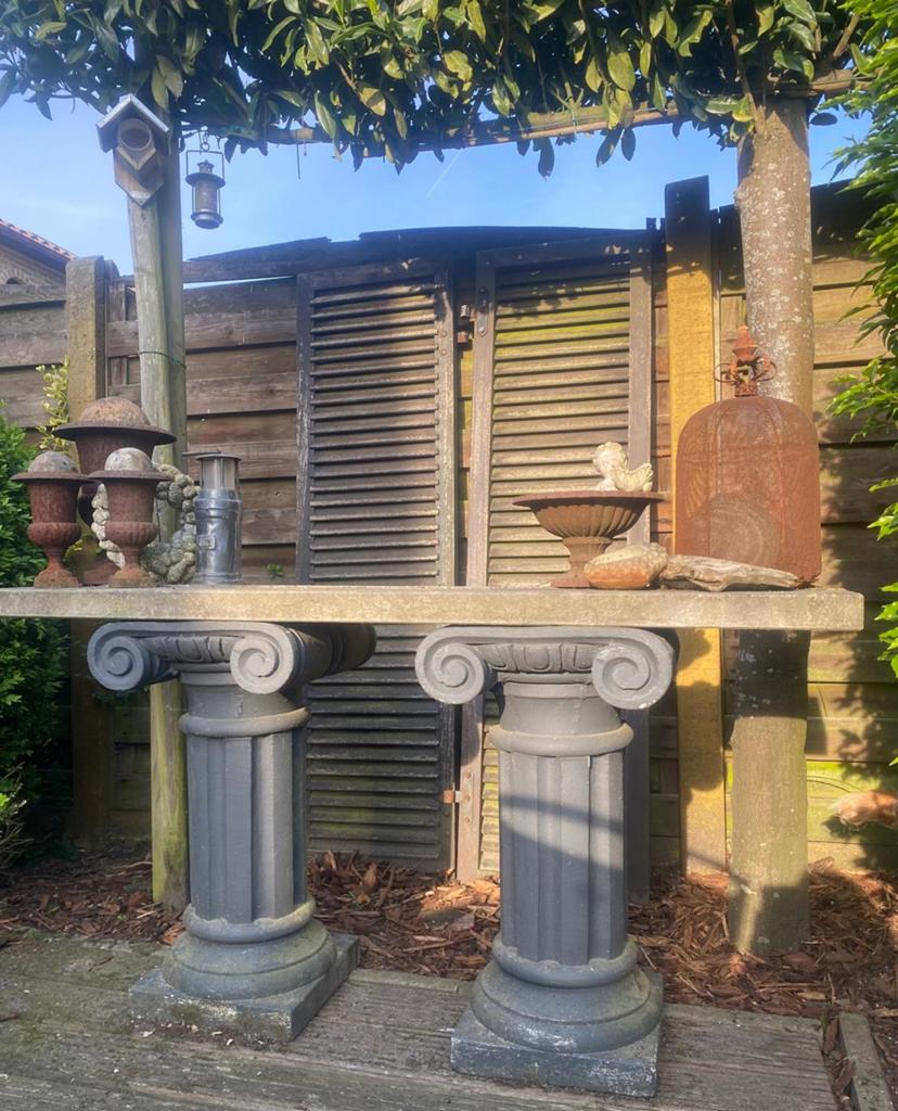 Twee hoge betonnen (zware) zuilen + 1 kleinere, Ophalen