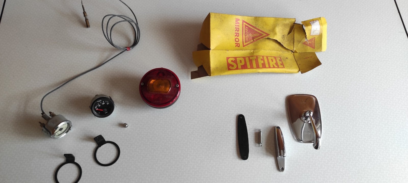 Oldtimers onderdelen:Spitfire spiegel, 2 vdo meters, achterl, Motoren, Ophalen of Verzenden