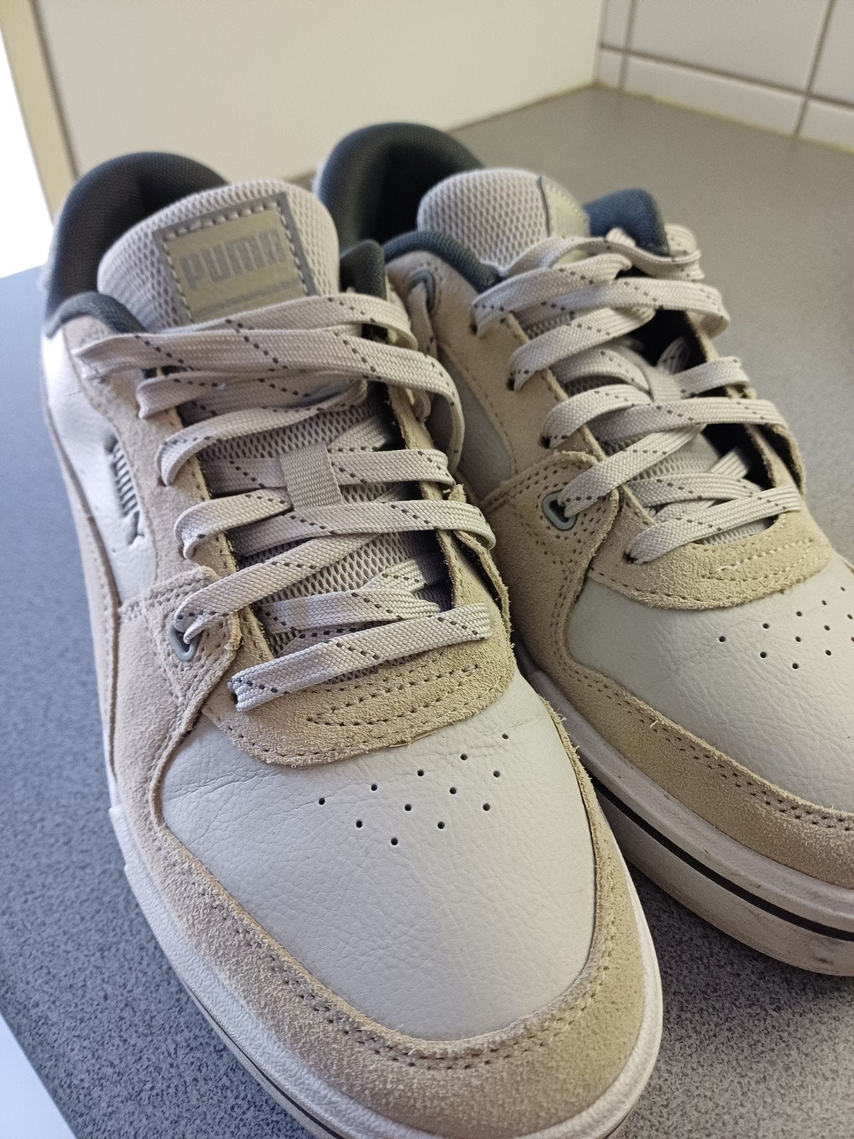 Puma speakers wit-beige, Puma, Wit, Ophalen of Verzenden, Zo goed als nieuw