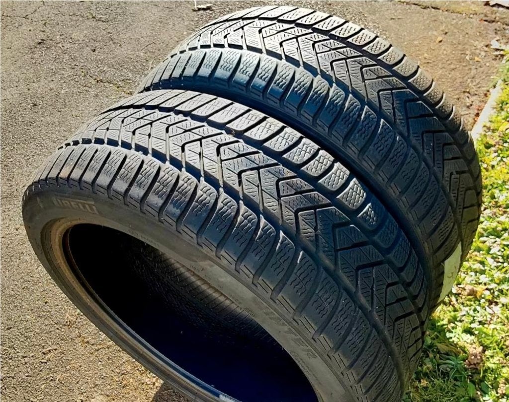 2 bons pneus hiver Pirelli 255/40-20, Autos : Pièces & Accessoires, Pneus & Jantes, Pneus hiver, 255 mm, Pneu(s), Enlèvement