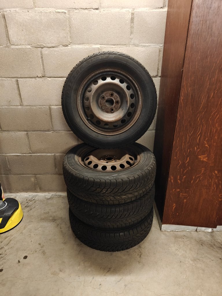 Jeu de pneus hiver sur jantes – 185/65 R15 88T, Autos : Pièces & Accessoires, 15 pouces, Pneus et Jantes, Pneus hiver, Véhicule de tourisme