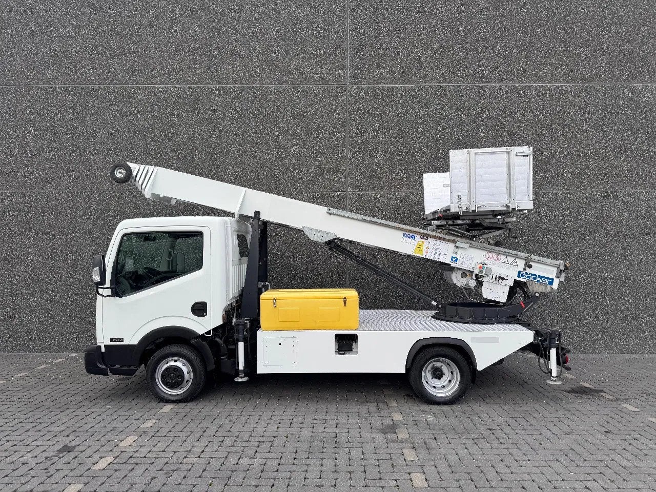 Nissan Cabstar NT400 Bocker HL27/1-6LH 1700HRS !, Autos, Achat, 2487 cm³, Entreprise, Autres carburants
