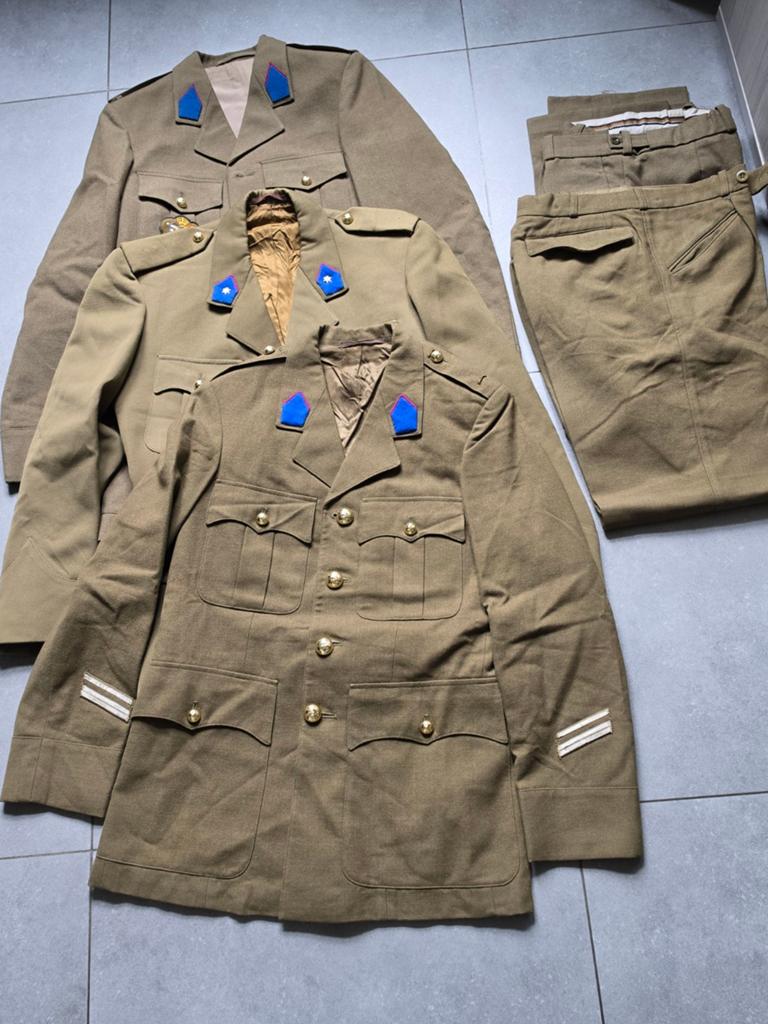 3 uniformen Belgisch Leger ABL en 2 broeken, Verzamelen, Militaria | Algemeen, Ophalen of Verzenden