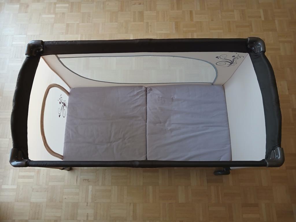 Lit parapluie LUNA à 2 roues + 2 matelas + sac de transport, Enlèvement, Utilisé, Lit
