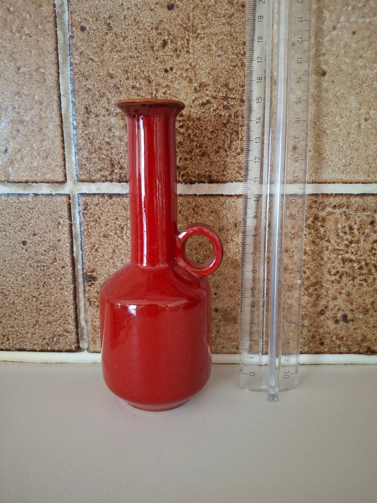 Klein rood vaasje in steen, Ophalen of Verzenden, Zo goed als nieuw, Rood, Steen/keramiek