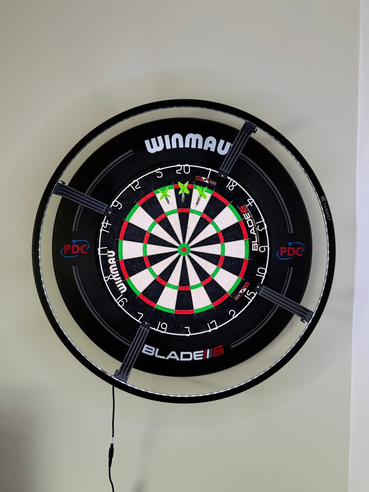Volledig dartset (bord, surround, verlichting, pijlen,..., Sport en Fitness, Darts, Zo goed als nieuw, Dartbord, Ophalen