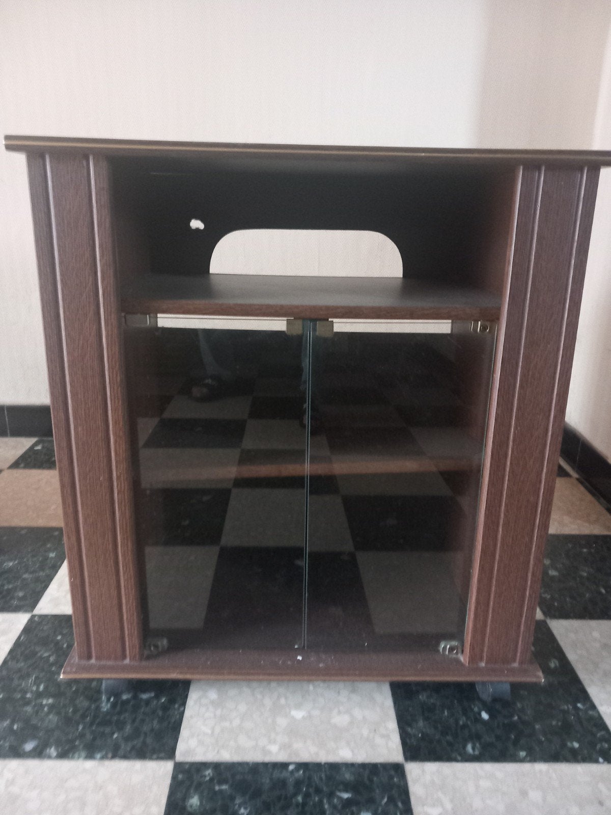 Tv kast bruin met glazen deurtjes, Maison & Meubles, Enlèvement, Utilisé, Moins de 50 cm, Moins de 100 cm