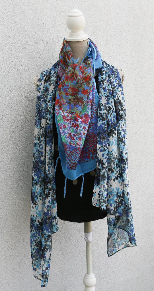 Lot de 2 jolis foulards, B.R.I.E.F.I.N.G., Enlèvement ou Envoi, Comme neuf, Écharpe