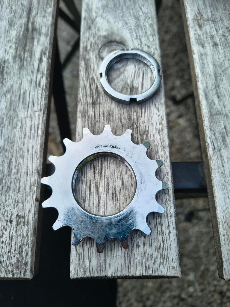 Standaard cog 16T en lockring piste fiets, Fietsen en Brommers, Ophalen of Verzenden
