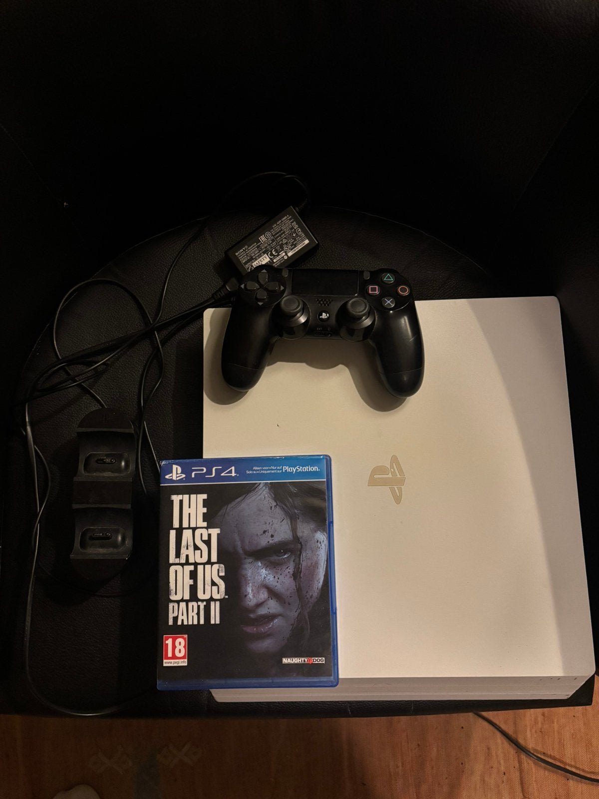 Ps4 pro 1tb + 1 bakje + oplader + 60euro game, Consoles de jeu & Jeux vidéo, Avec 1 manette, Comme neuf, Enlèvement, 1 TB