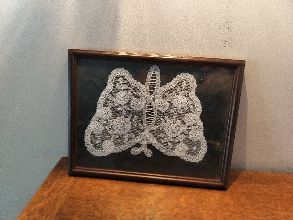 vintage ingelijste vlinder van handgemaakt Belgisch kantwerk, Antiek en Kunst, Ophalen of Verzenden