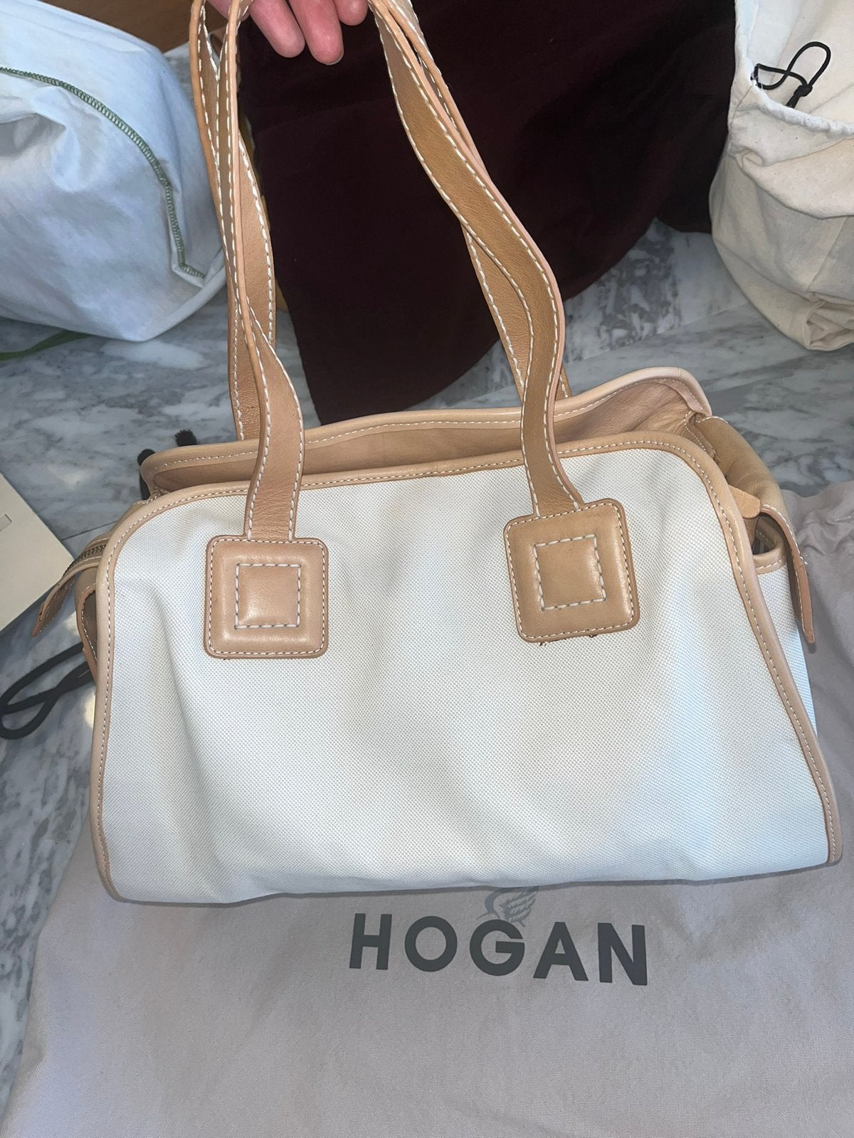 Sac Hogan, Enlèvement, Neuf