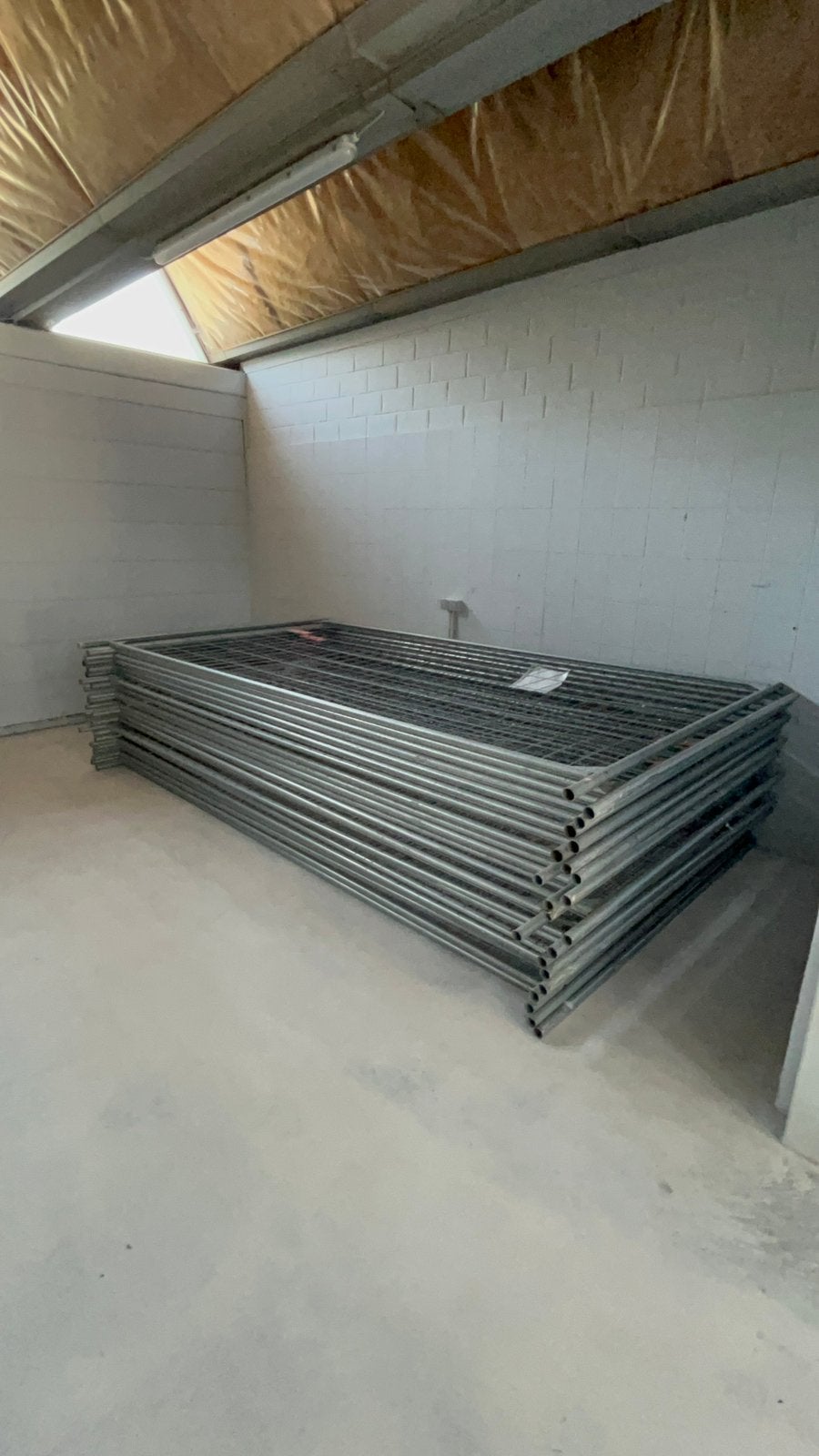 28 barrières de chantier + 30 parcelles en PVC, 37 attaches, Enlèvement, Comme neuf