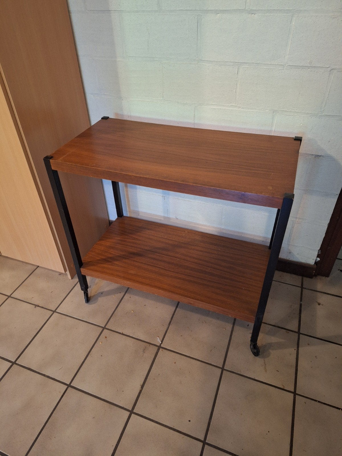 tv tafel op wieltjes, Huis en Inrichting, Ophalen, Gebruikt, Rechthoekig, Overige houtsoorten