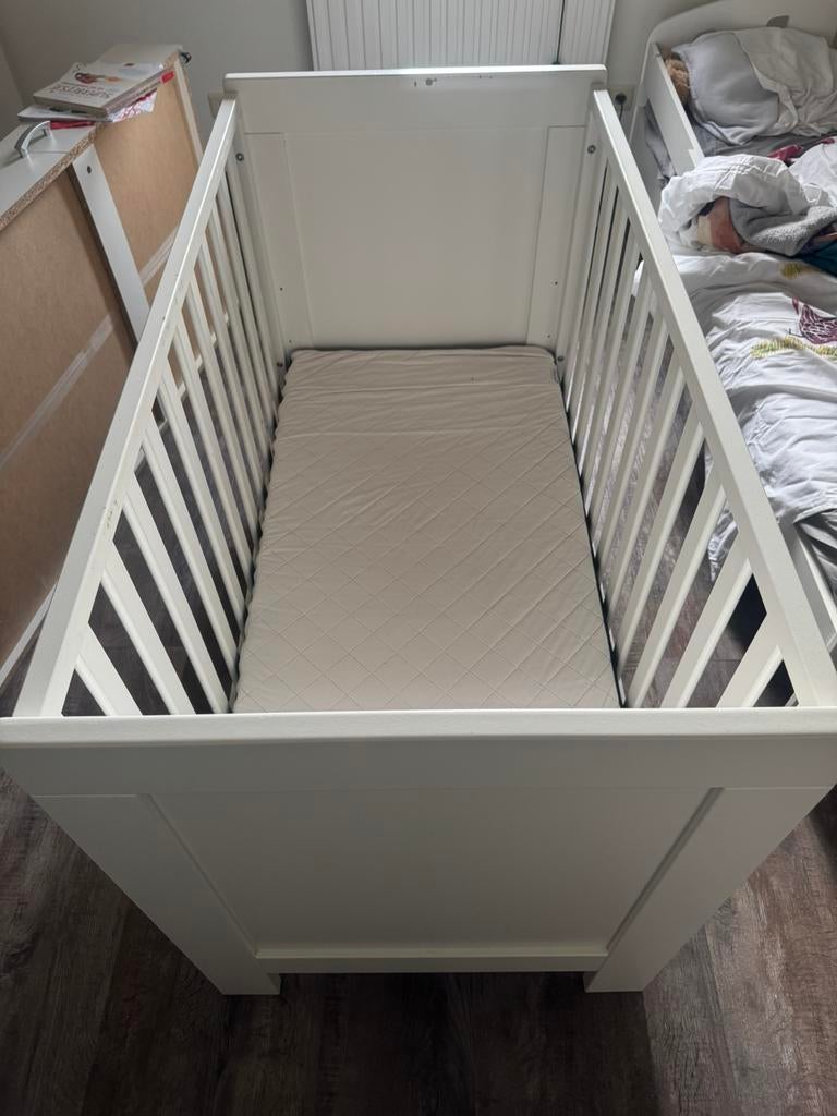 Babybed met matras, Kinderen en Baby's, Babywiegjes en Ledikanten, Ophalen, Zo goed als nieuw