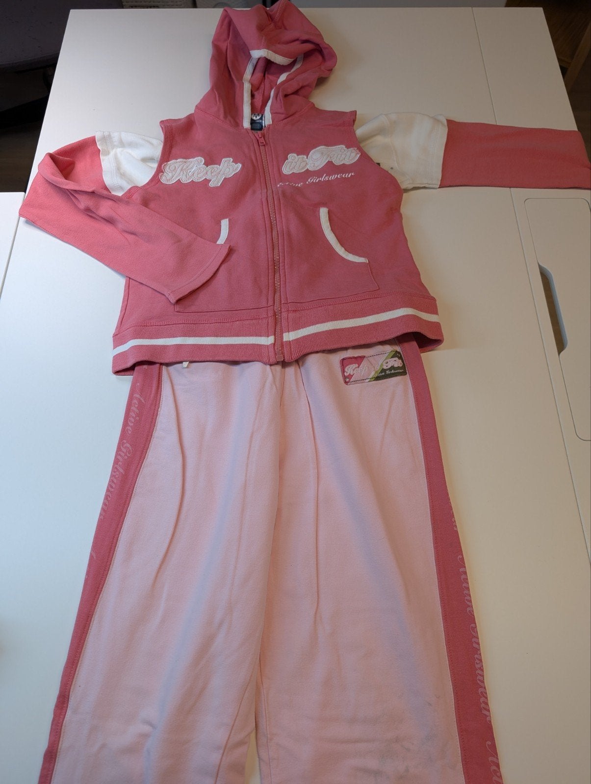 Jogging 3 pièces pour filles de 12 ans de la marque Here and, Enfants & Bébés, Vêtements enfant | Taille 152, Enlèvement ou Envoi