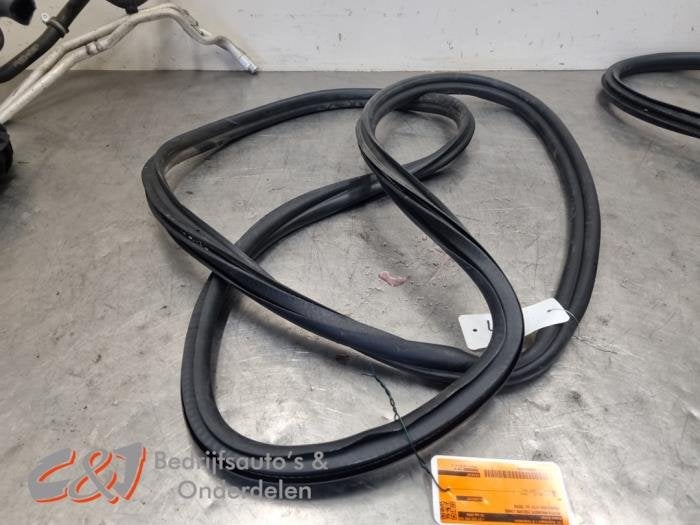 Portierrubber 2Deurs links van een Mercedes Vito, Gebruikt, -, Ophalen of Verzenden, -