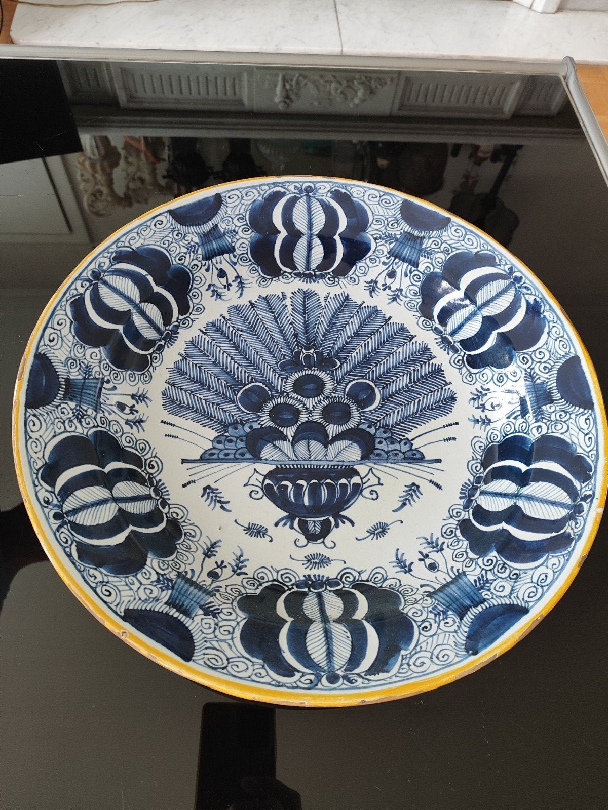 schaal uit Delft genaamd Pauwenbord, Ophalen