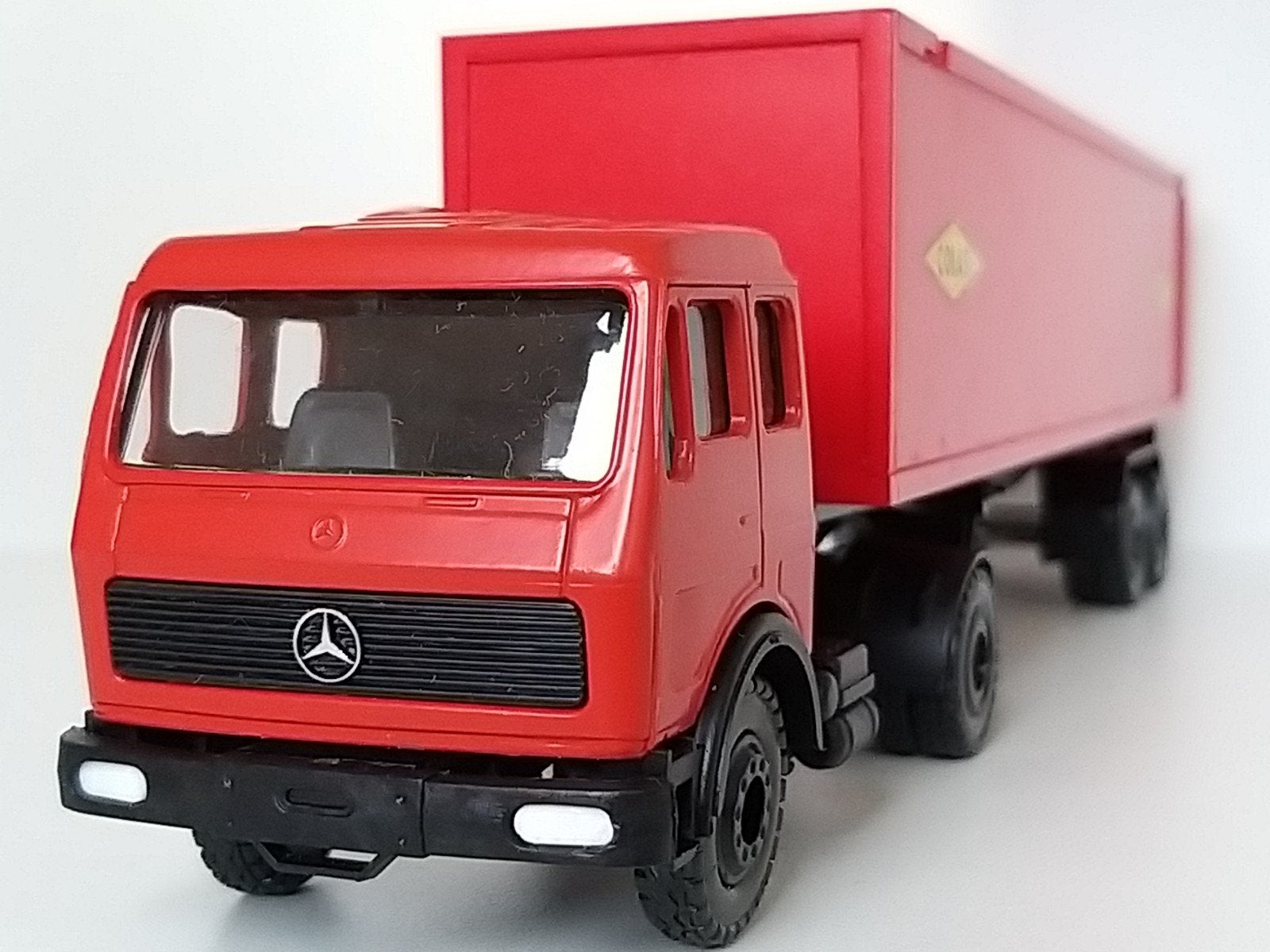 Mercedes SK trekker met kastenoplegger "Colas", Hobby en Vrije tijd, Ophalen of Verzenden, Conrad
