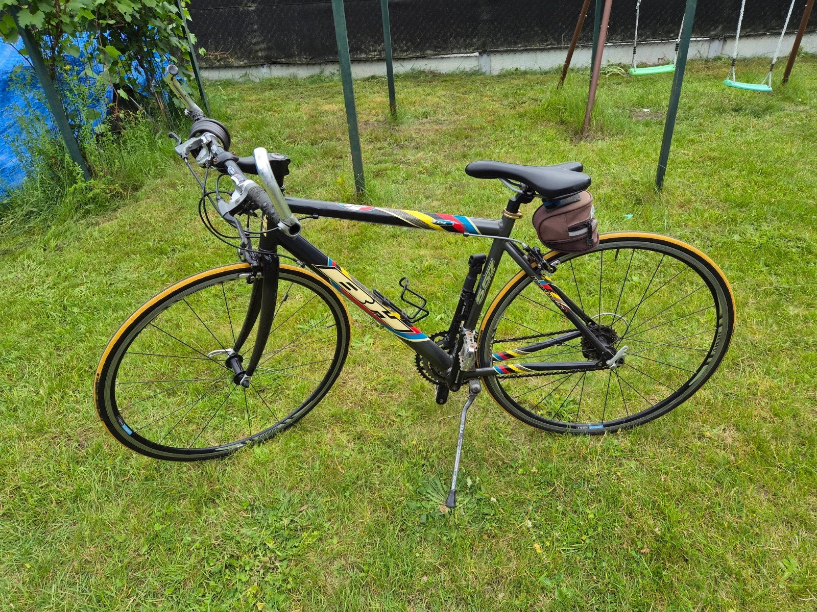 De BH racefiets heeft een zwart frame met kleurrijke graphic, Ophalen