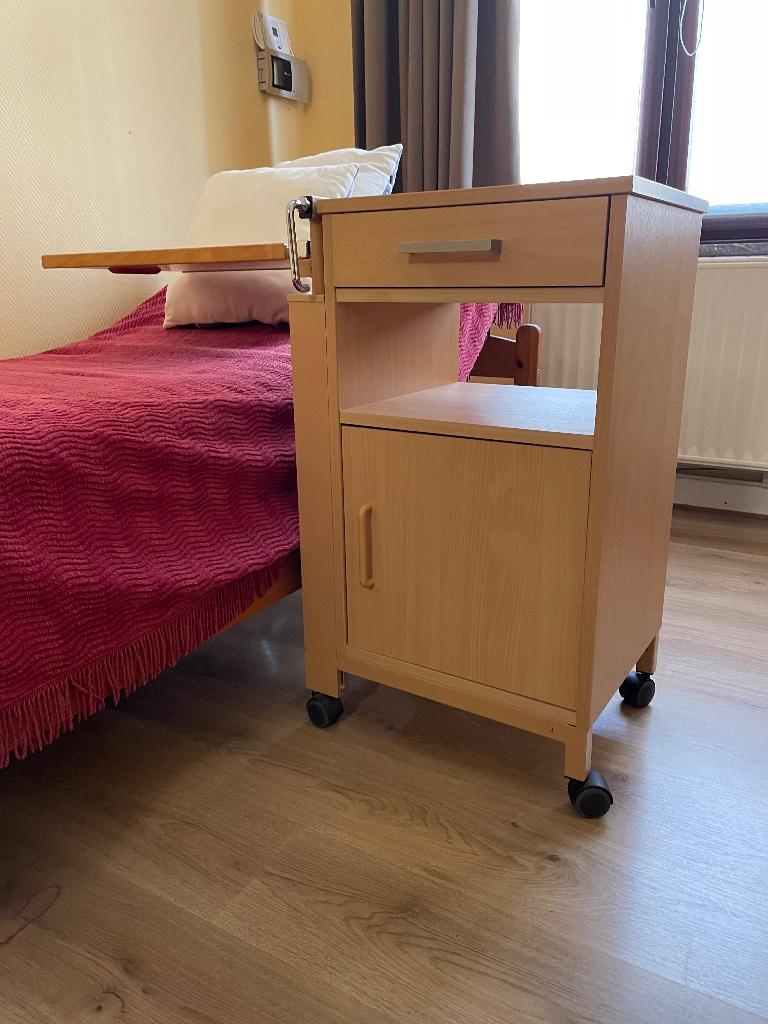 Table de chevet avec plateau repas, Enlèvement, Utilisé, Autres matériaux